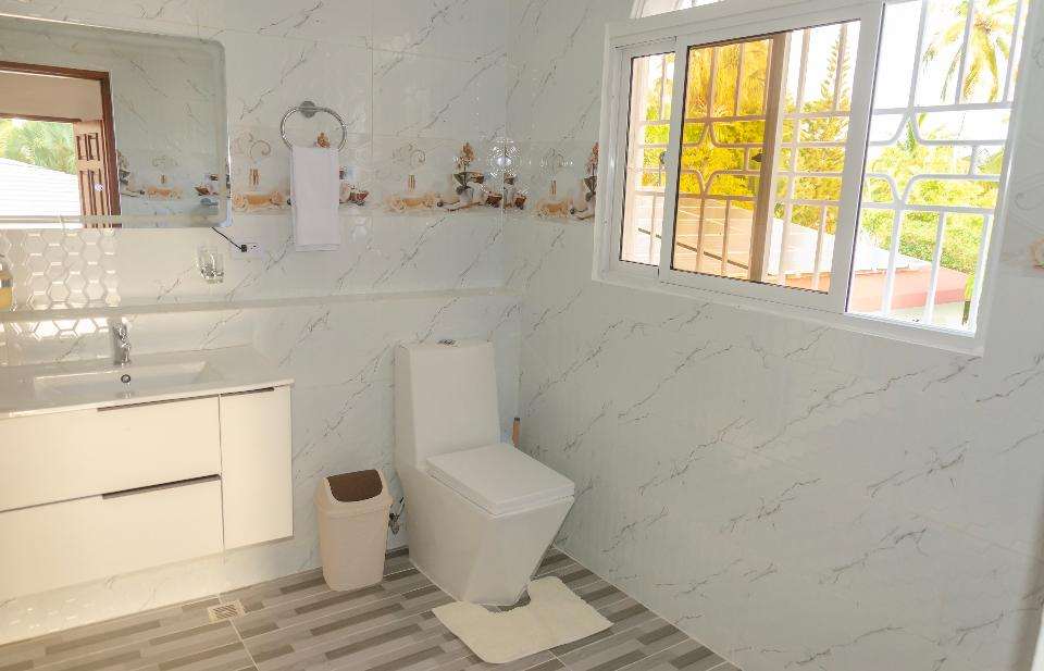 Salle de bain moderne en marbre clair