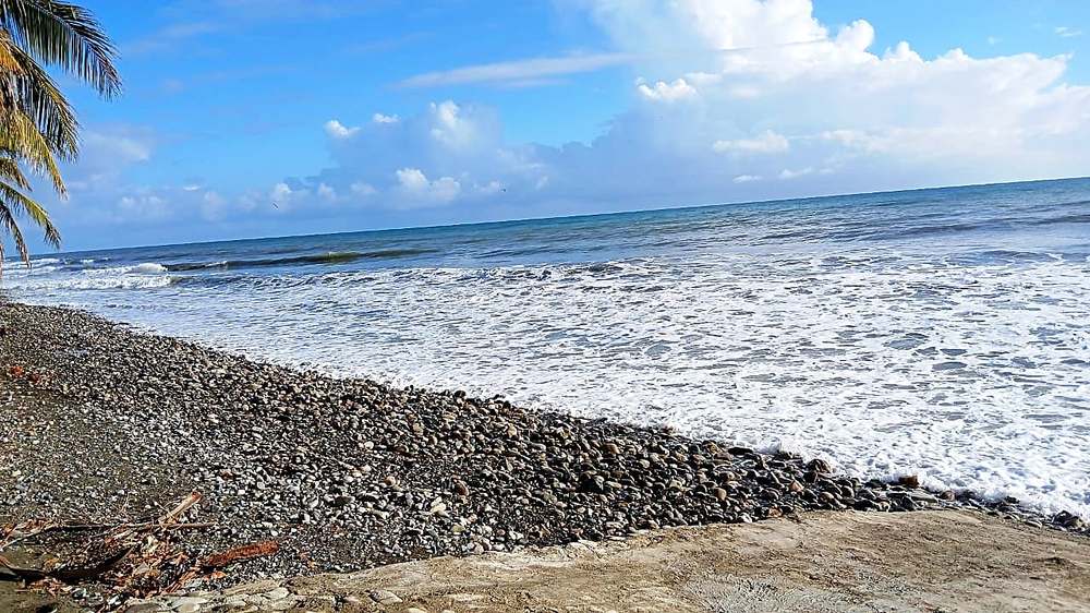 Rivage de galets et vagues des Caraïbes