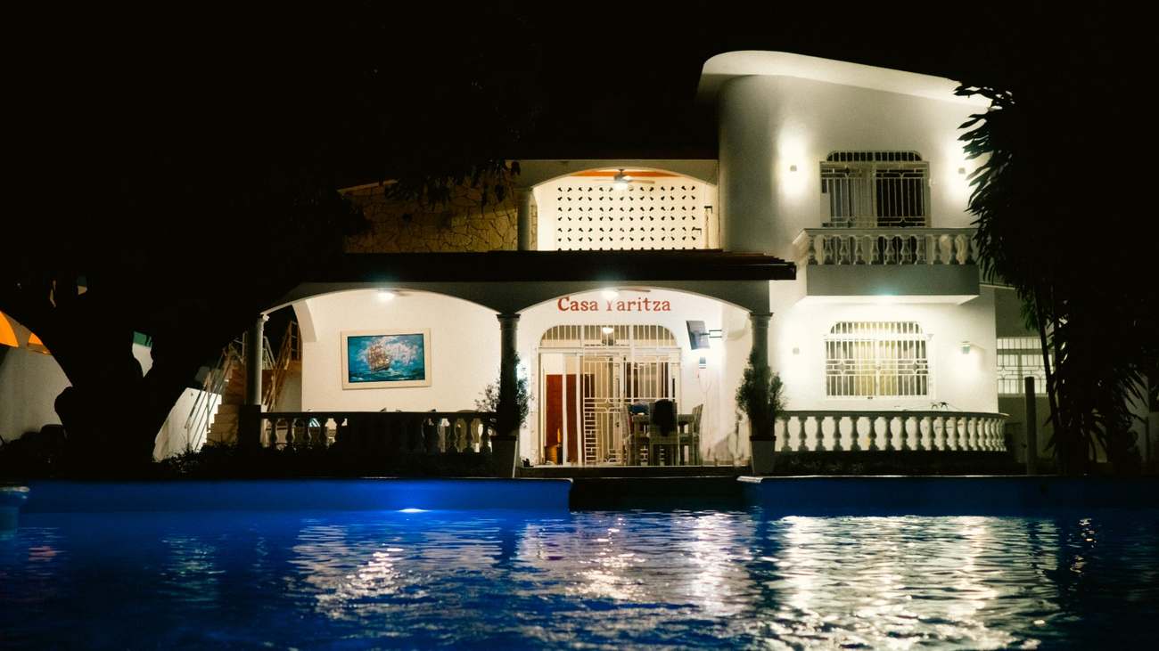 Casa Yaritza illuminée, vue depuis la piscine